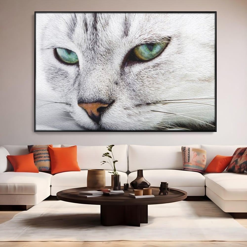 Tablou canvas cu tablou canvas cu ochi de pisica, in rama de aluminiu negru, pe perete intr-un living
